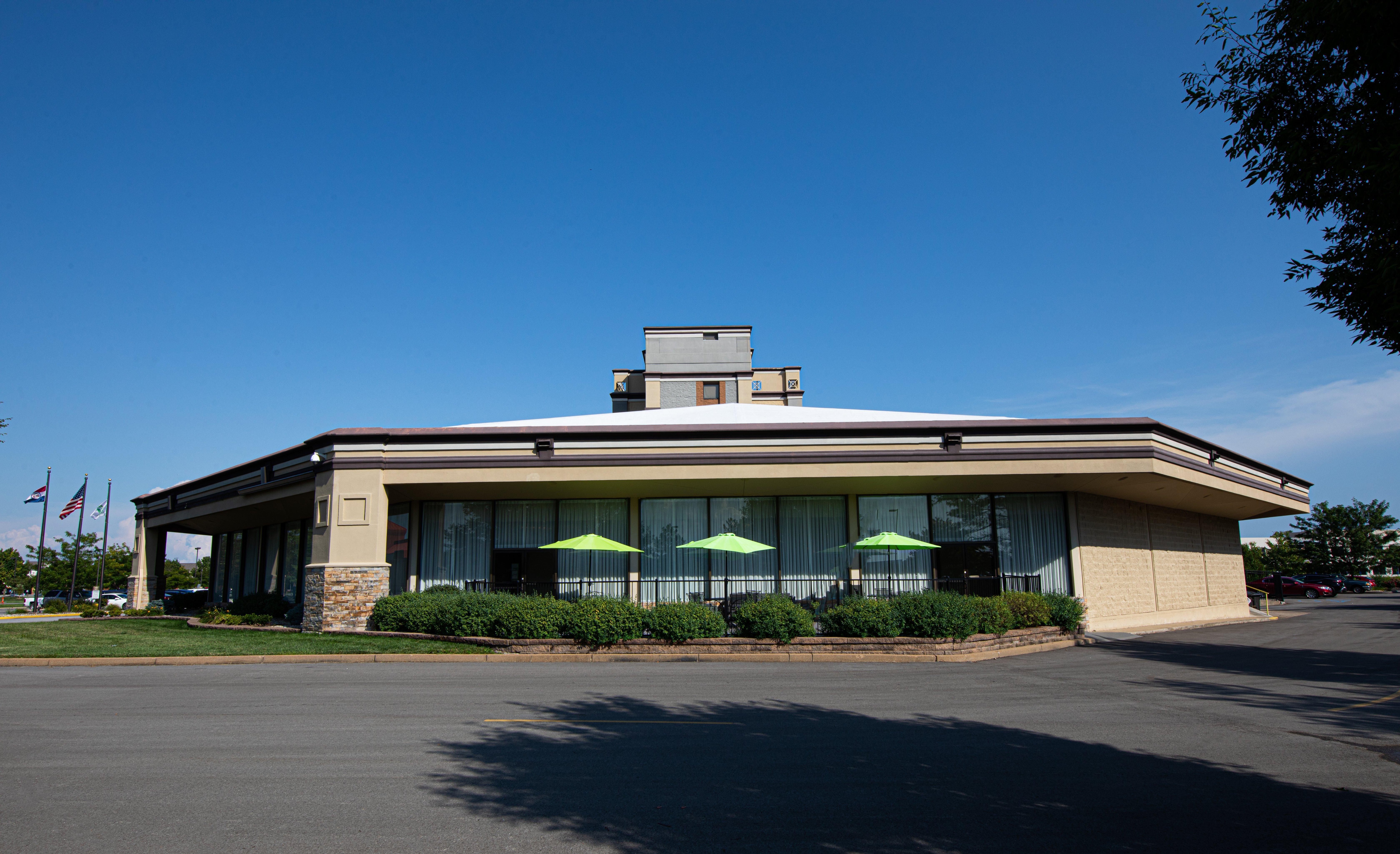 Hilton St. Louis Airport Hotel Woodson Terrace Екстериор снимка
